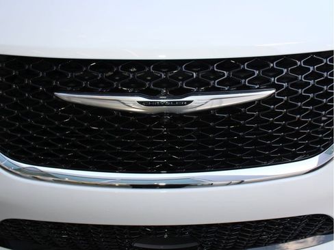 New 2026 Chrysler Pacifica Select image 2