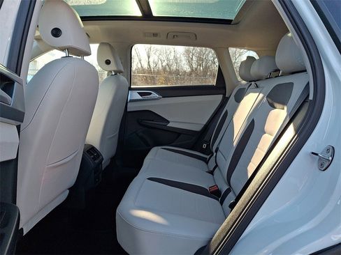 Certified 2025 Volkswagen Taos SE w/ Panoramic Sunroof Package image 10