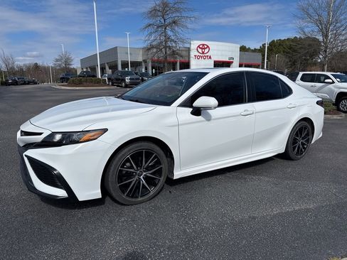 Used 2022 Toyota Camry SE w/ Convenience Package image 2