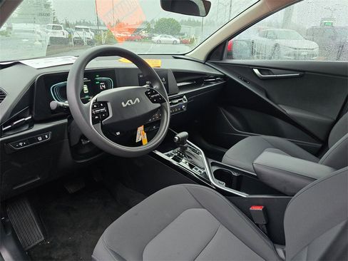 Used 2024 Kia Niro LX image 11