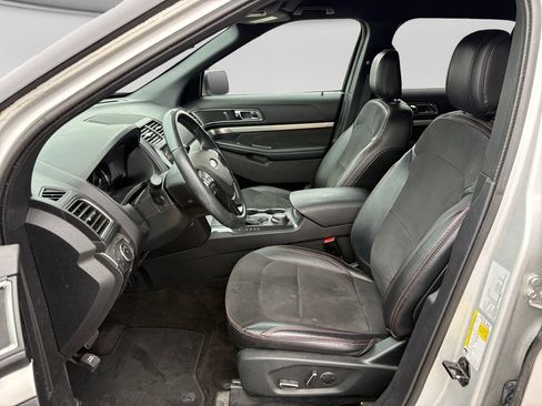 Used 2018 Ford Explorer XLT w/ XLT Appearance Package AWD/4WD image 20