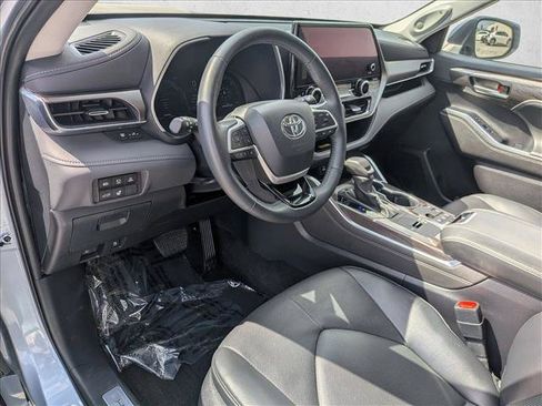 Certified 2024 Toyota Highlander Limited AWD/4WD image 10