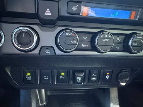 Used 2019 Toyota Tacoma TRD Sport w/ TRD Premium Sport Package AWD/4WD image 14
