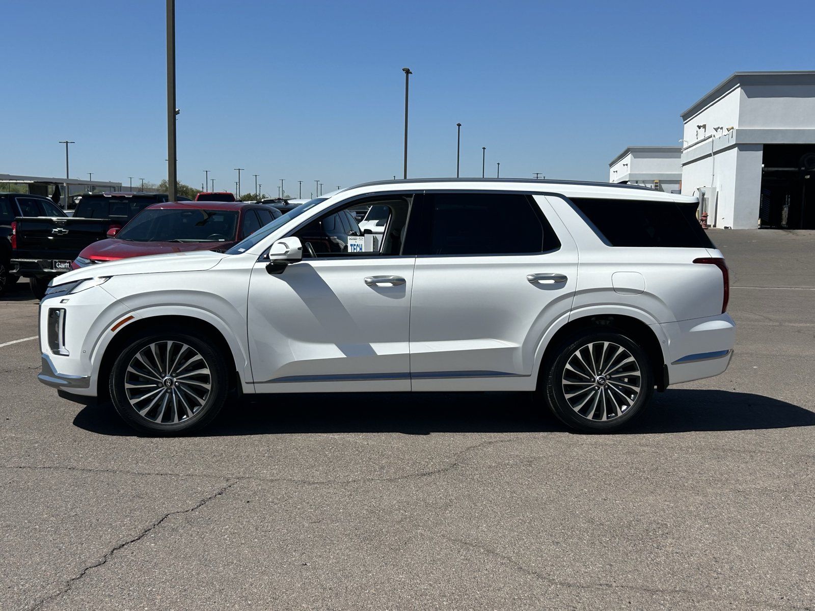 Used 2023 Hyundai Palisade Calligraphy FWD image 2