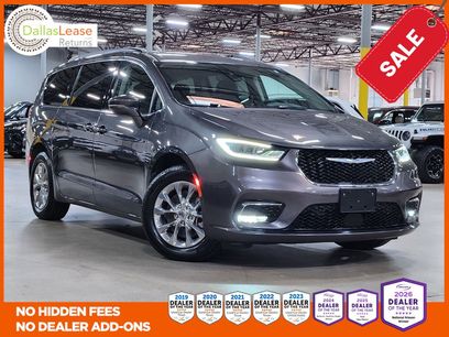 Used 2022 Chrysler Pacifica Touring-L w/ Uconnect Theater Family Group