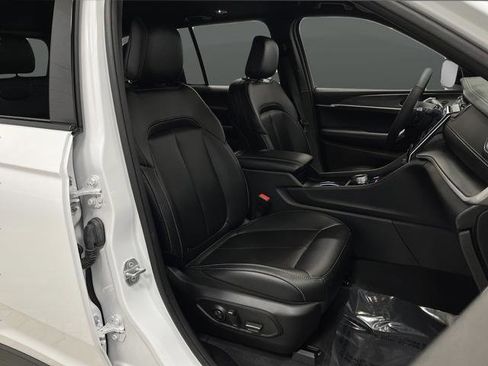 Used 2025 Jeep Grand Cherokee Limited w/ Black Appearance Package image 30