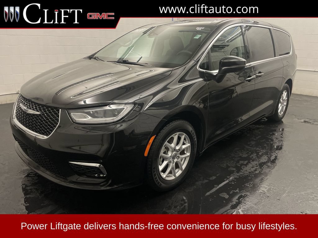 Used 2023 Chrysler Pacifica Touring-L FWD image 1