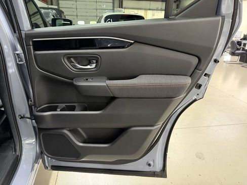Used 2025 Honda Pilot Sport image 15