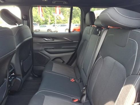 Used 2025 Jeep Grand Cherokee Laredo RWD image 7