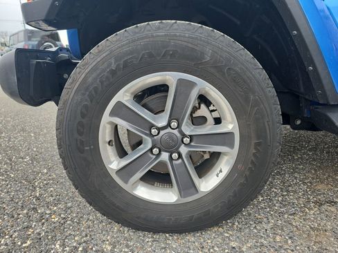 Used 2022 Jeep Wrangler Unlimited Sahara w/ Cold Weather Group image 8