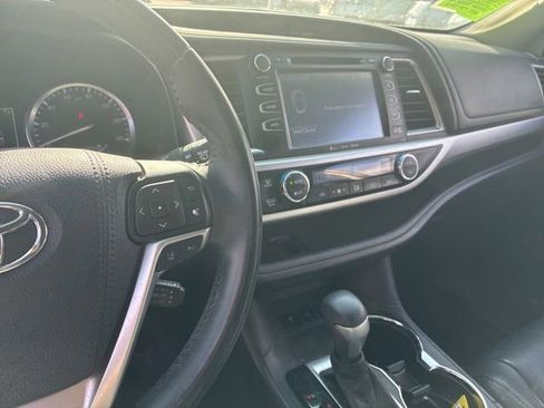 Used 2017 Toyota Highlander XLE w/ Carpet Mat Package FWD image 6