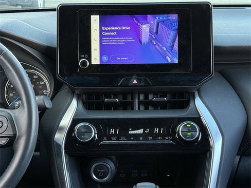 Used 2023 Toyota Venza LE image 16