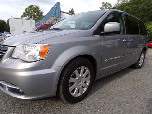 Used 2014 Chrysler Town & Country Touring FWD image 5