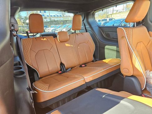 New 2026 Chrysler Pacifica Pinnacle image 14