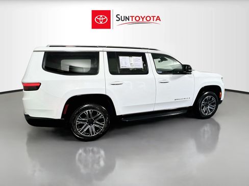 Used 2024 Jeep Wagoneer Series II w/ Flexible Seating Group RWD image 4