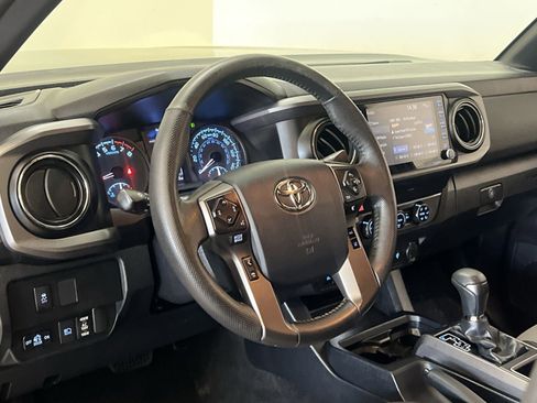 Used 2020 Toyota Tacoma TRD Off-Road w/ Technology Package AWD/4WD image 15