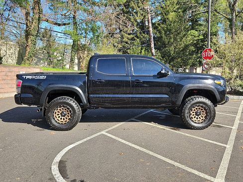 Used 2023 Toyota Tacoma TRD Off-Road w/ Technology Package AWD/4WD image 7