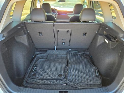 Certified 2025 Volkswagen Taos SE w/ Panoramic Sunroof Package FWD image 11