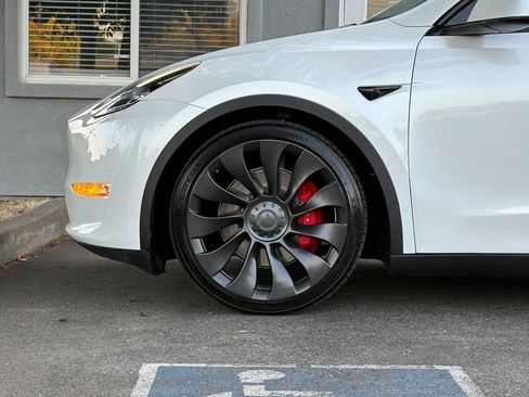 Used 2023 Tesla Model Y Performance AWD/4WD image 26