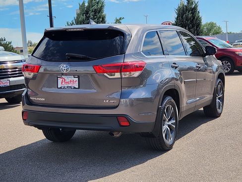 Used 2019 Toyota Highlander Plus AWD/4WD image 3