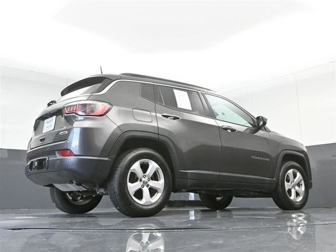 Used 2017 Jeep Compass Latitude w/ Safe & Security Group AWD/4WD image 33