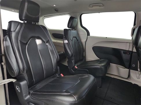 Used 2023 Chrysler Pacifica Touring-L image 24