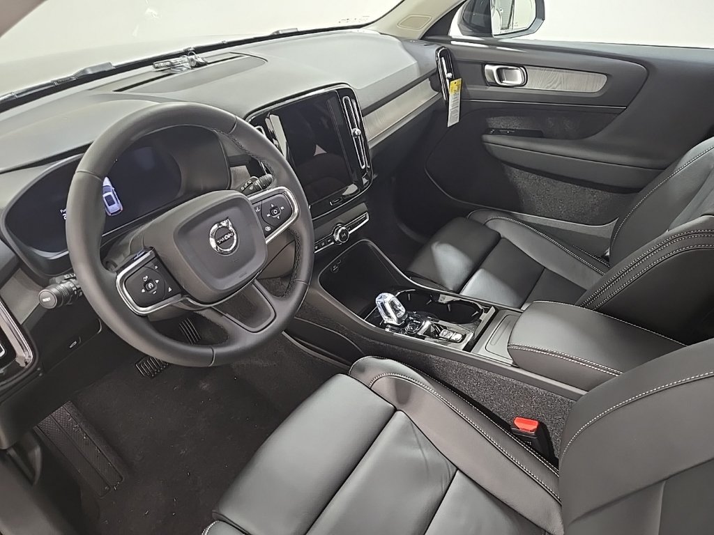 Used 2026 Volvo XC40 B5 Plus w/ Protection Package Premier AWD/4WD image 17
