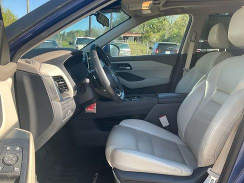 Used 2022 Nissan Rogue SV w/ SV Premium Package image 16