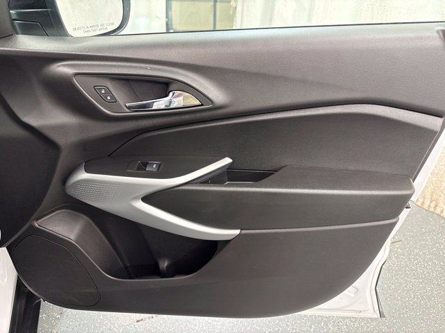 Used 2025 Chevrolet Trax RS w/ Sunroof Package FWD image 14