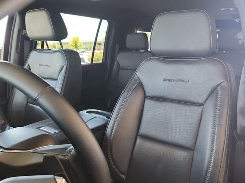 Used 2025 GMC Yukon XL Denali AWD/4WD image 16