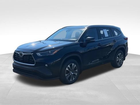 Used 2022 Toyota Highlander XLE AWD/4WD image 4