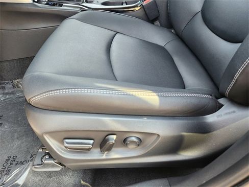 Used 2023 Toyota Corolla Cross XLE image 23