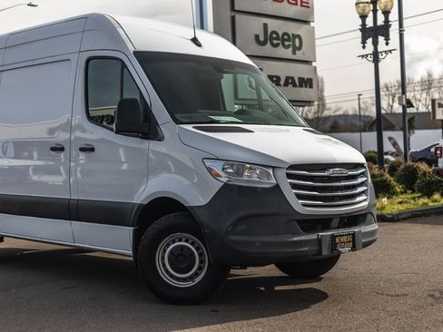 Used 2019 Freightliner Sprinter 3500 image 3