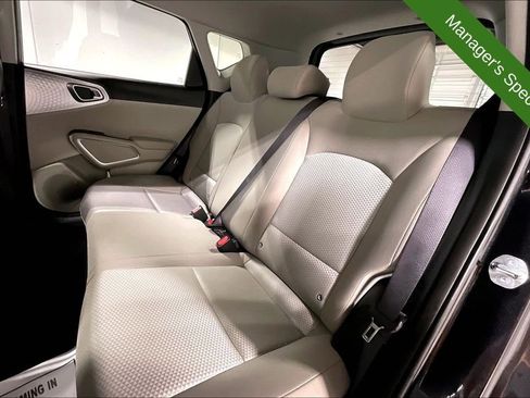 Used 2025 Kia Soul LX w/ LX Technology Package FWD image 32