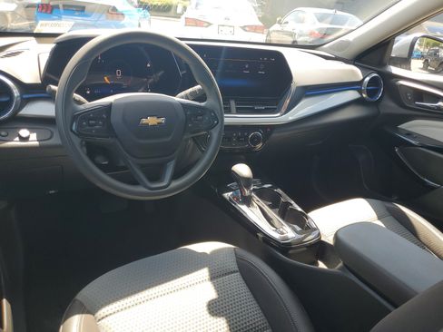 Used 2025 Chevrolet Trax LT FWD image 14