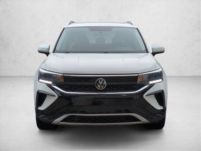 Used 2022 Volkswagen Taos SE FWD image 2