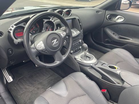 Used 2017 Nissan 370Z Touring RWD image 17