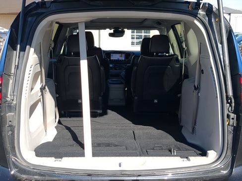 Used 2024 Chrysler Pacifica Limited image 32