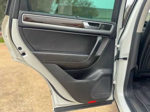 Used 2013 Volkswagen Touareg Hybrid image 36