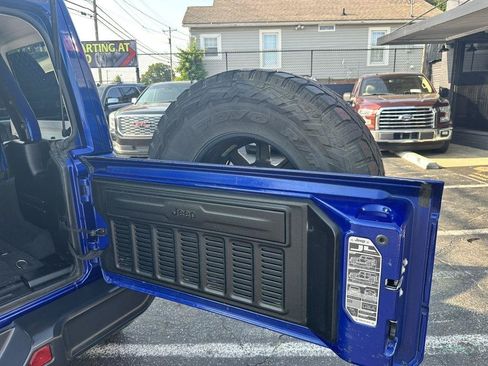 Used 2018 Jeep Wrangler Unlimited Sahara w/ Cold Weather Group AWD/4WD image 32