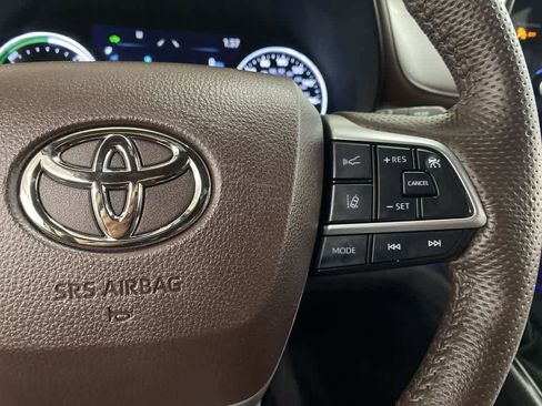 Used 2024 Toyota Sienna Platinum image 21