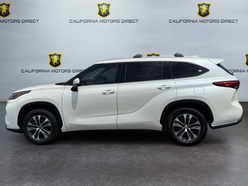 Used 2021 Toyota Highlander XLE FWD image 2