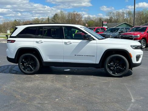 New 2025 Jeep Grand Cherokee Limited w/ Black Appearance Package AWD/4WD image 49