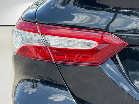 Used 2018 Toyota Camry XLE FWD image 12