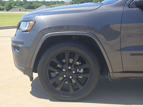 Used 2018 Jeep Grand Cherokee Altitude RWD image 9