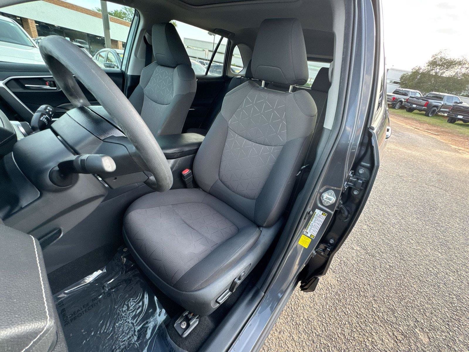 Used 2019 Toyota RAV4 XLE w/ Convenience Package FWD image 3