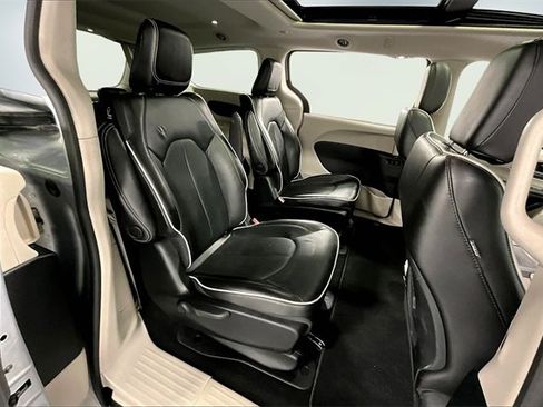 Used 2023 Chrysler Pacifica Limited image 24