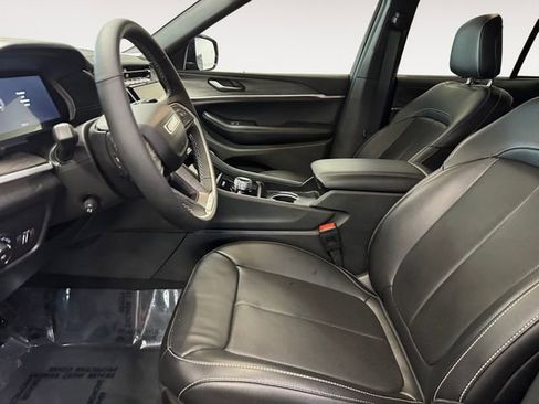 Used 2024 Jeep Grand Cherokee Limited w/ Luxury Tech Group II image 19