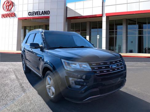 Used 2017 Ford Explorer XLT w/ Equipment Group 202A image 2