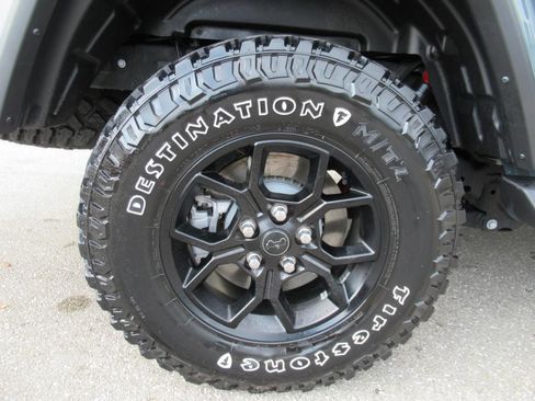 Used 2025 Jeep Gladiator Sport AWD/4WD image 8
